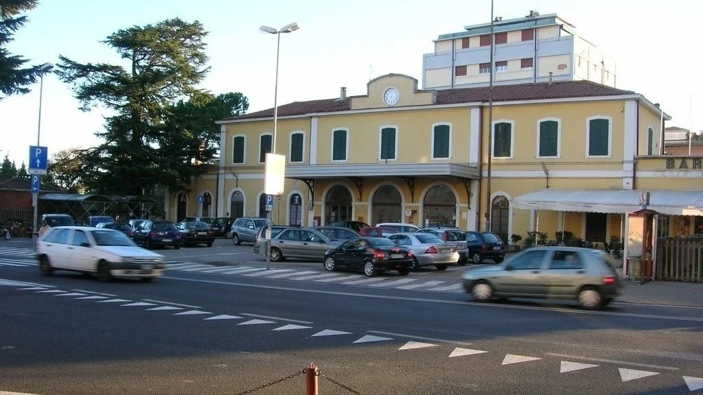 Aggressione in pieno giorno alla stazione di Schio: 18enne derubato della collanina