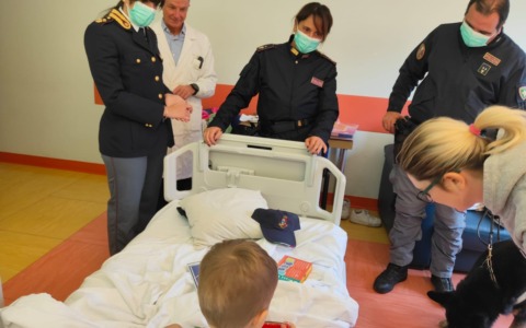 La Polizia di Stato incontra i pazienti dei Reparti di Pediatria