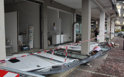 Esplosione al centro estetico di Laghetto: vetrata divelta e schegge in strada, ma nessun ferito