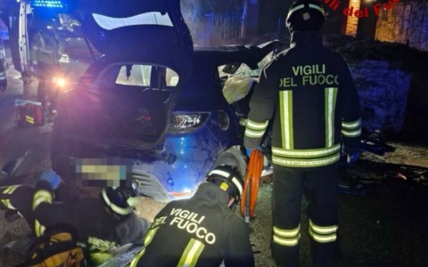 Un’auto esce di strada e si schianta contro un muro ad Arcugnano: morto un giovane, tre feriti