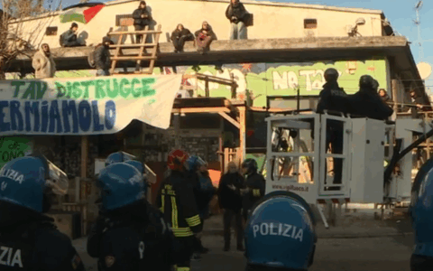 Sgombero del centro sociale Bocciodromo, lacrimogeni contro gli attivisti: oggi presidio alle 18:30 presso il bosco Ca’ Alte