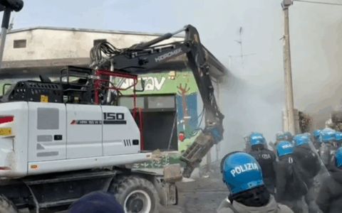 Sgomberato e demolito l’ex Bocciodromo con l’aiuto della “Celere”