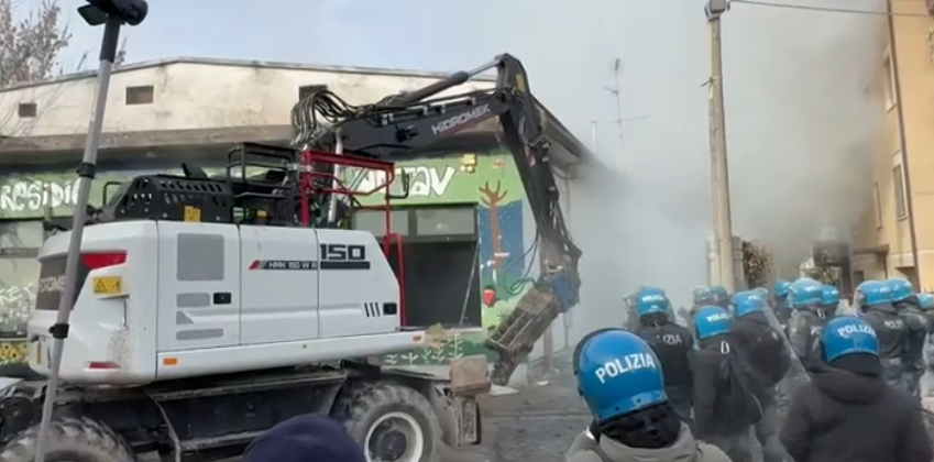 Sgomberato e demolito l’ex Bocciodromo con l’aiuto della “Celere”