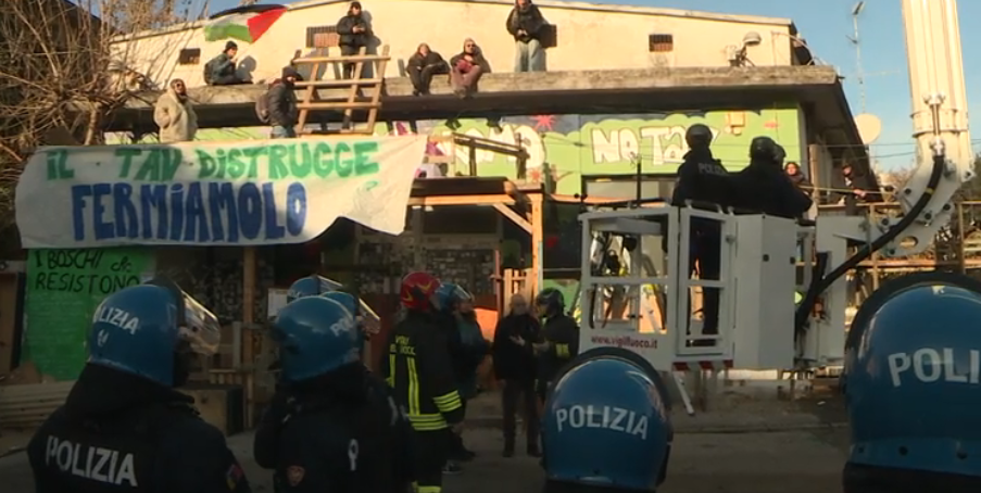 Sgombero del centro sociale Bocciodromo, lacrimogeni contro gli attivisti: oggi presidio alle 18:30 presso il bosco Ca’ Alte