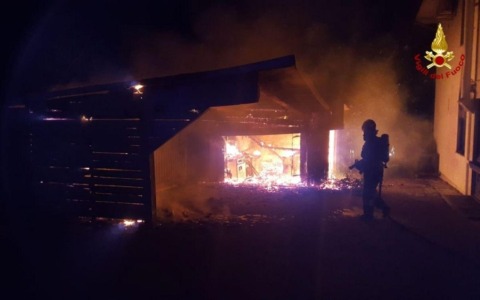 Deposito a fuoco nella notte a Valli del Pasubio