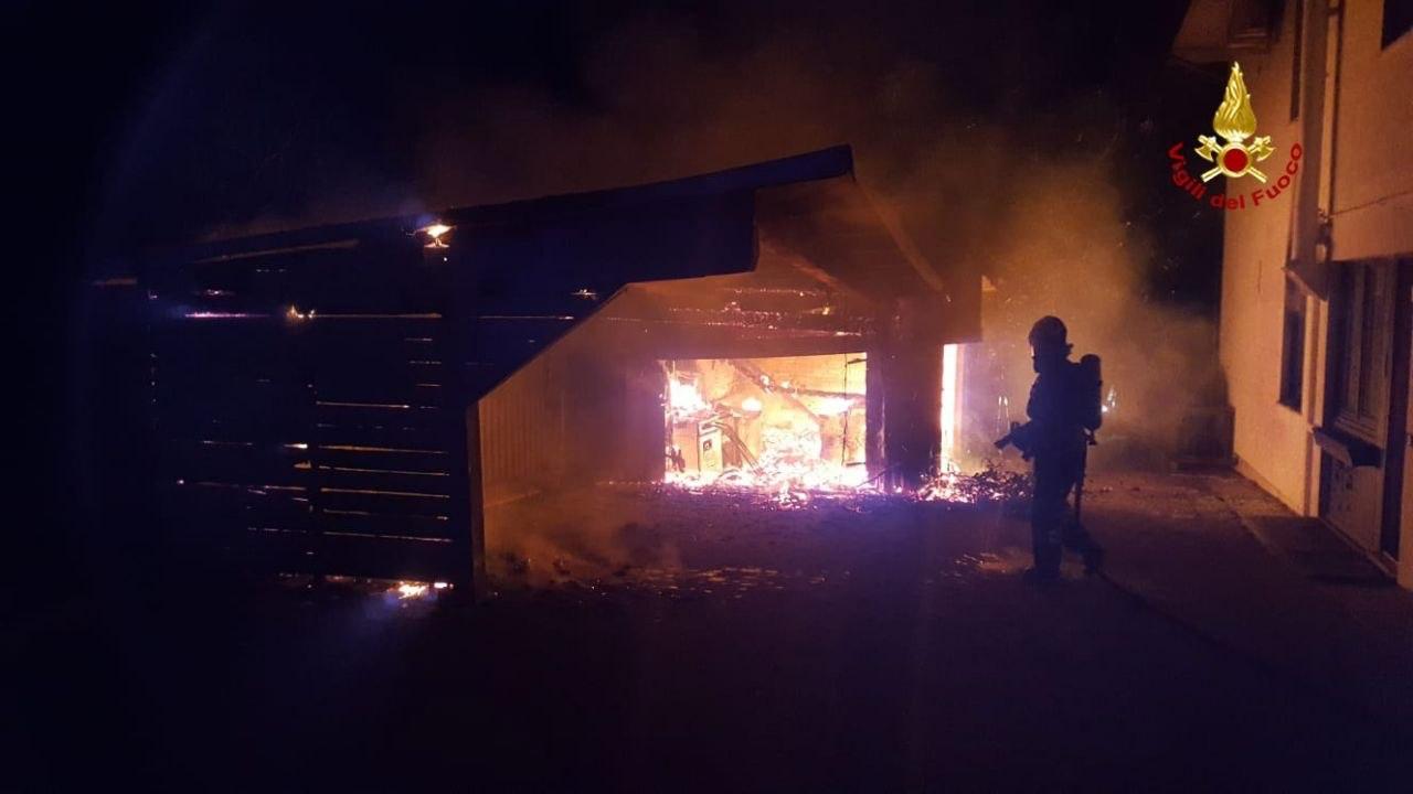 Deposito a fuoco nella notte a Valli del Pasubio