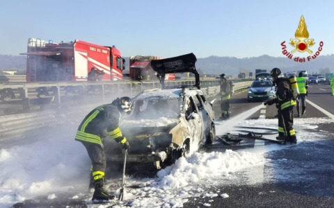 Auto in fiamme sull’A4 a Vicenza, l’incendio prima del casello Ovest