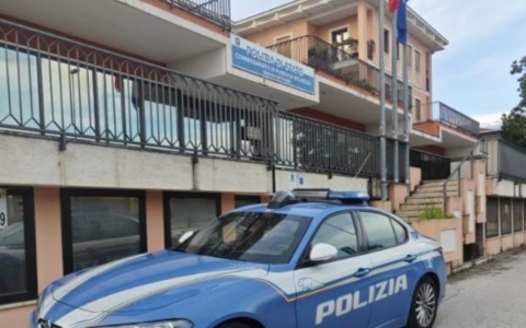 Non trovano un detenuto ai domiciliari. Poi lui arriva: “Scusate, ero a comprare le sigarette”