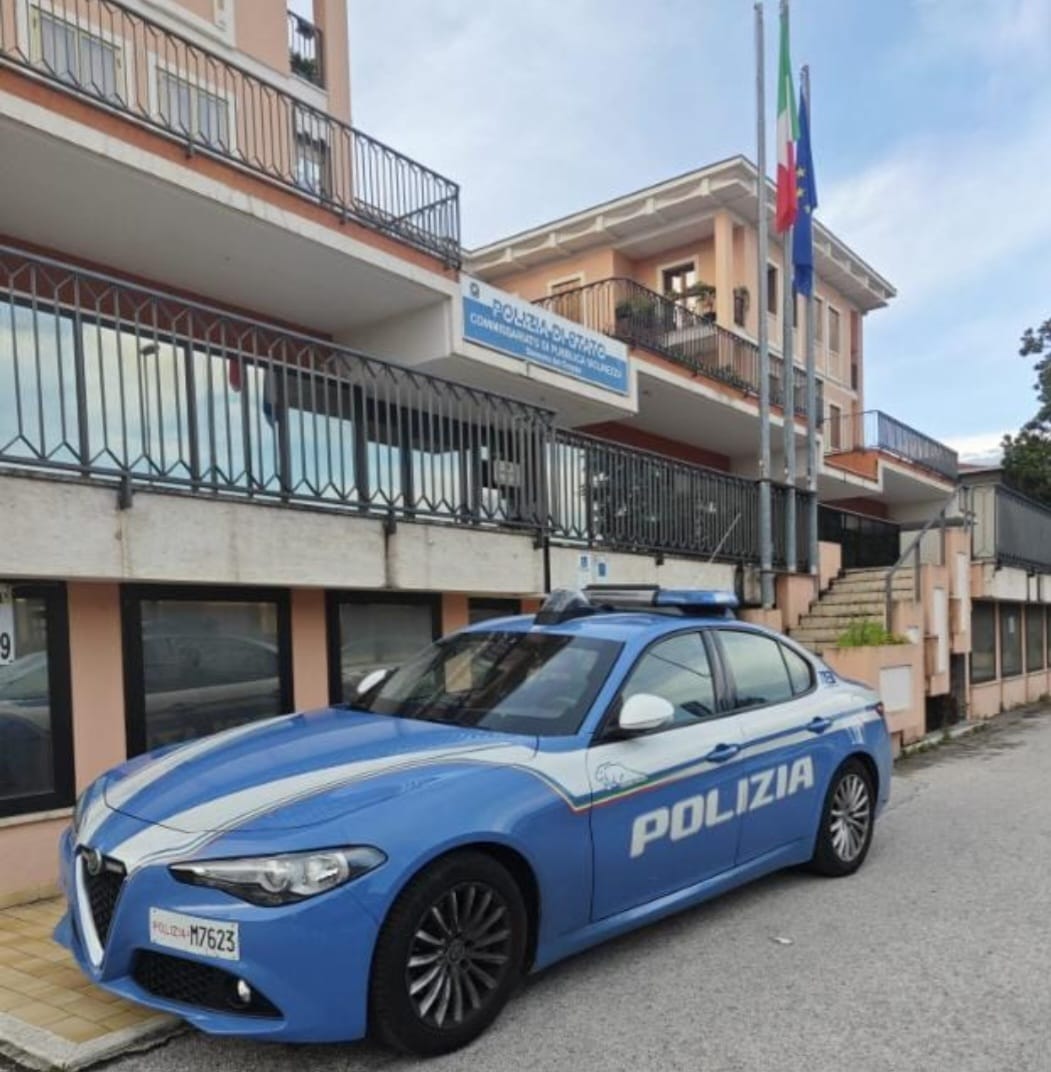 Non trovano un detenuto ai domiciliari. Poi lui arriva: “Scusate, ero a comprare le sigarette”