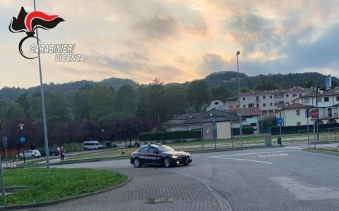 Aggredito e derubato del cellulare per un debito, denunciato un 34enne