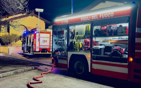 Gran dispiegamento di pompieri per l’incendio in una palazzina thienese