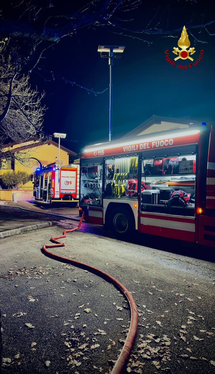 Gran dispiegamento di pompieri per l’incendio in una palazzina thienese