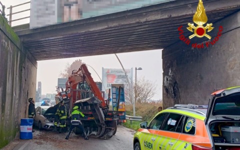 Escavatore si sgancia dal mezzo pesante nel sottopasso e travolge un’autovettura, ferita la conducente