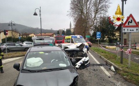 Auto si scontrano in via De Gasperi a Sarego: due feriti