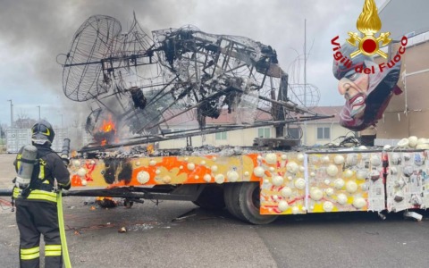 Carro allegorico in allestimento va a fuoco nel capannone comunale di Schio