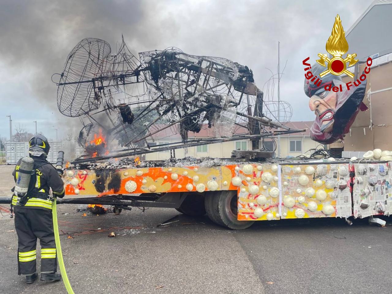 Carro allegorico in allestimento va a fuoco nel capannone comunale di Schio
