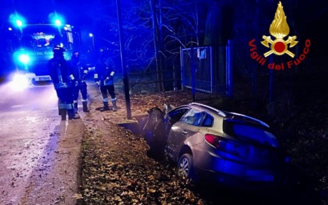 Auto finisce in un canale a Motta di Costabissara: due feriti, uno grave