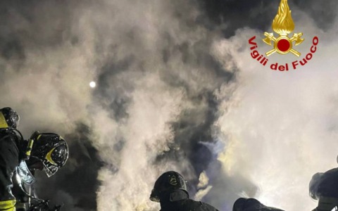 In piena notte va a fuoco il tetto