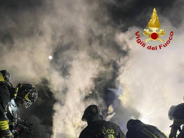 In piena notte va a fuoco il tetto