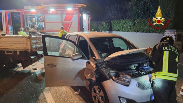 Scontro con furgone in sosta a Dueville: due persone ferite e bloccate nell’auto