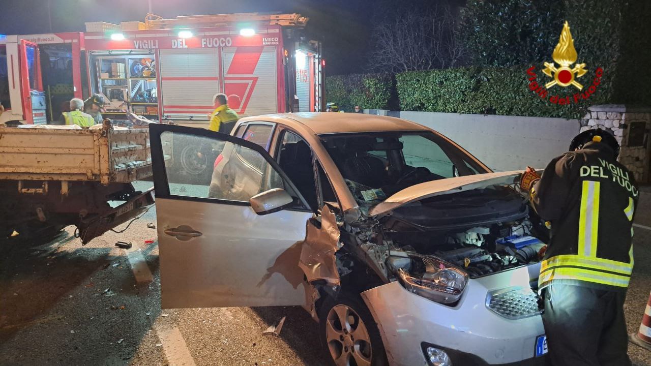 Scontro con furgone in sosta a Dueville: due persone ferite e bloccate nell’auto