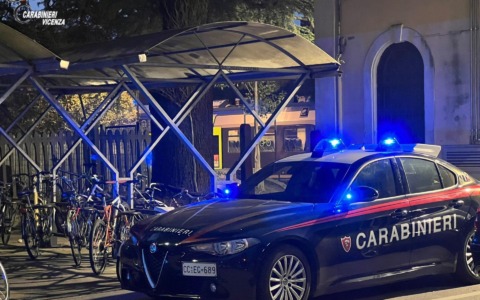 Aggredito per strada da uno sconosciuto che voleva rubargli la pizza