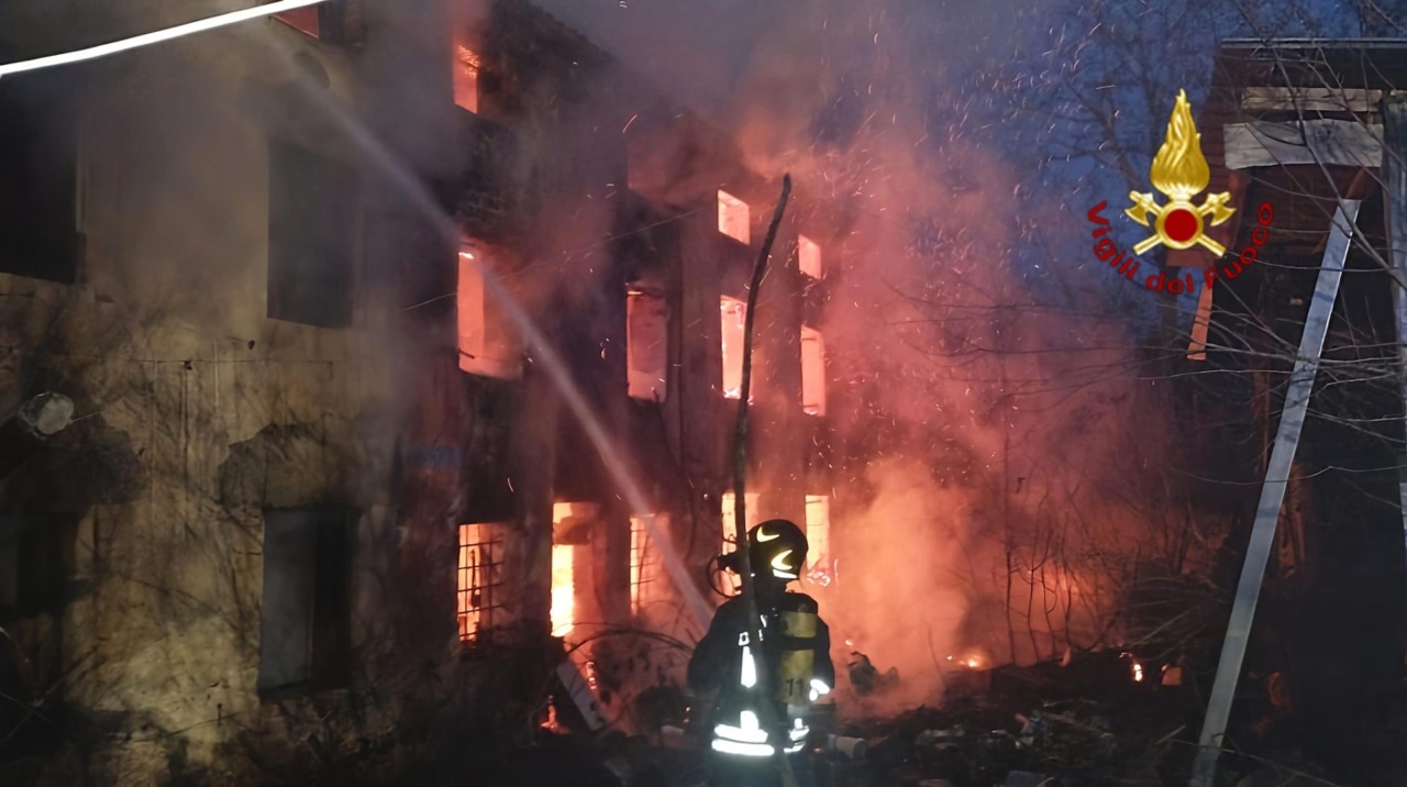 Andata completamente a fuoco una casa disabitata a Fara Vicentino