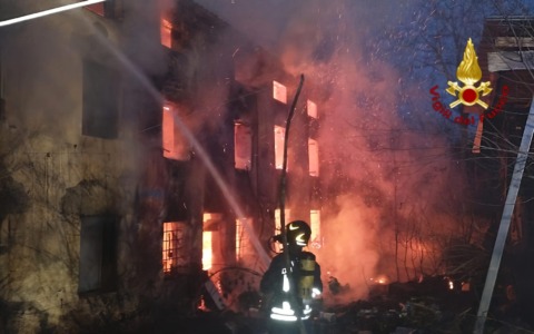 Andata completamente a fuoco una casa disabitata a Fara Vicentino