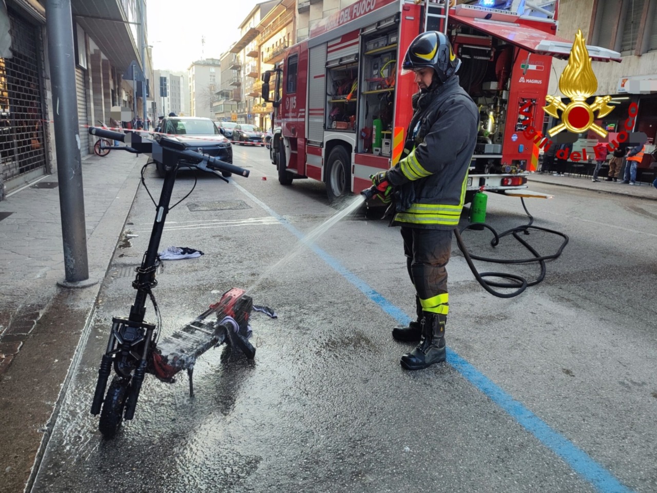 Pericolo scampato per il monopattino elettrico che si è incendiato in appartamento