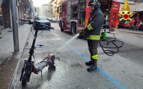 Pericolo scampato per il monopattino elettrico che si è incendiato in appartamento