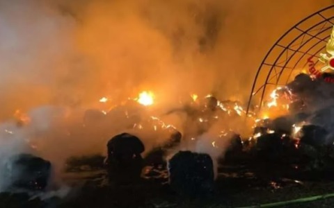 Incendio in un’azienda agricola di Marano Vicentino: in cenere 500 rotoballe