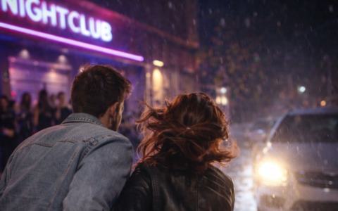 Investiti da un Suv fuori dalla discoteca, i pirati della strada sono una coppia con cui avevano litigato