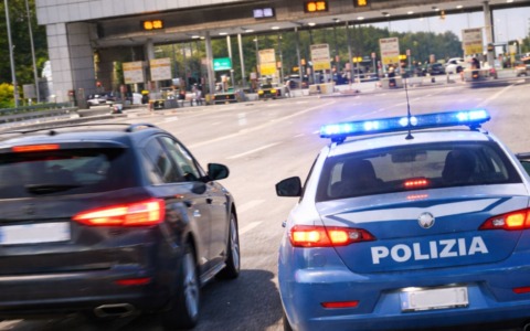 Inseguimento a folle velocità a Vicenza: l’auto dei fuggitivi si schianta contro un camion al casello