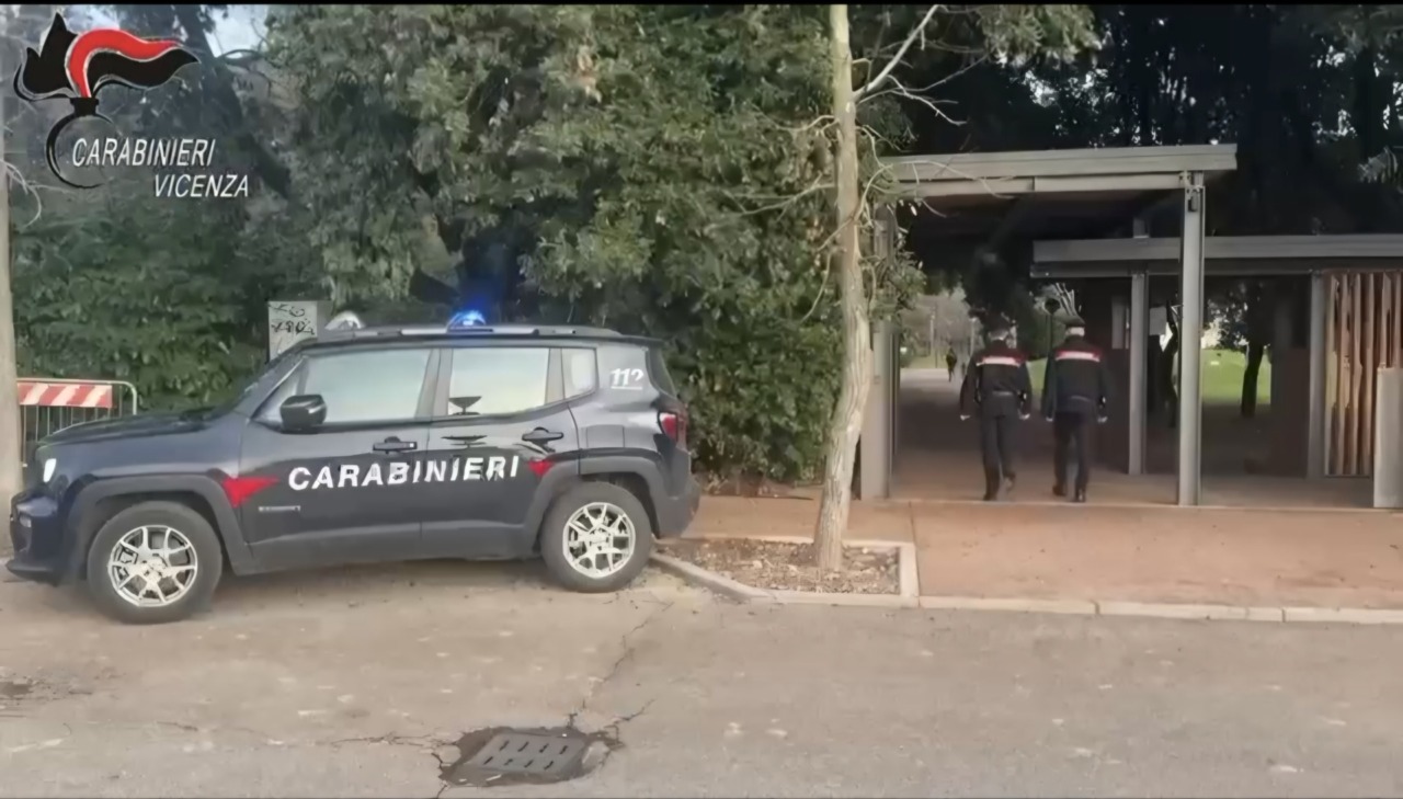 Va all’appuntamento con una ragazza conosciuta online, ma viene assalito alle spalle dal fratello e rapinato