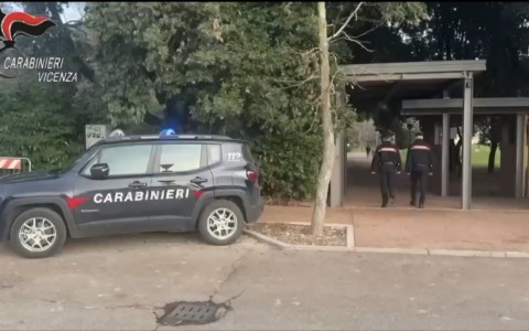 Va all’appuntamento con una ragazza conosciuta online, ma viene assalito alle spalle dal fratello e rapinato