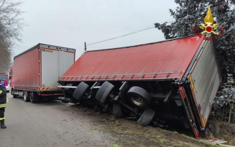 Semirimorchio esce di strada a Montebello