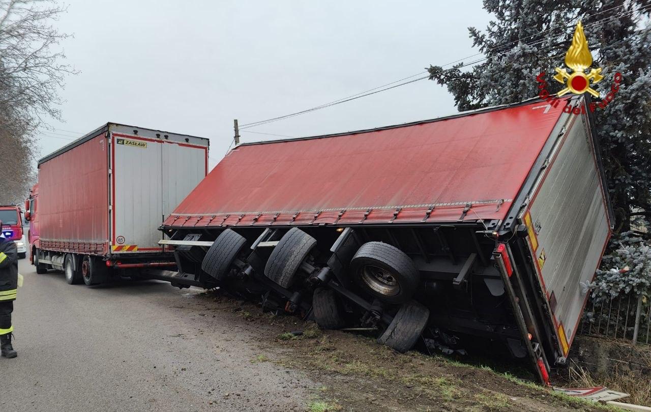 Semirimorchio esce di strada a Montebello