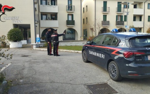 15enne accerchiato dalla baby-gang e rapinato del giubbotto di marca