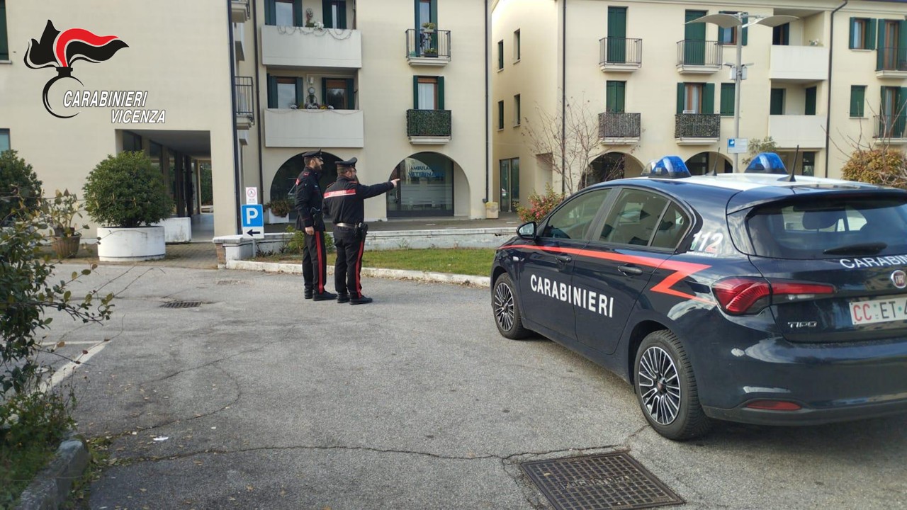 15enne accerchiato dalla baby-gang e rapinato del giubbotto di marca