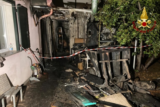 L’incendio della baracca mette in pericolo l’abitazione adiacente