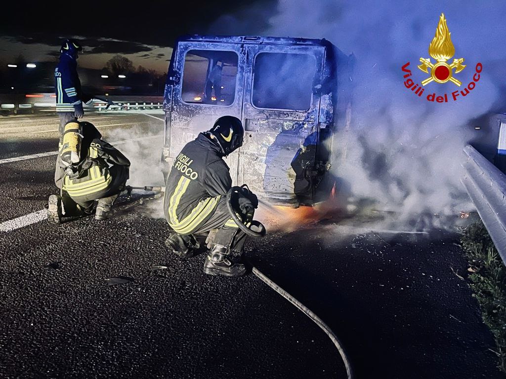 In autostrada un furgone si incendia, salvi i tre occupanti