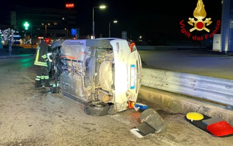 Incidente in rotatoria a Cassola, tre feriti