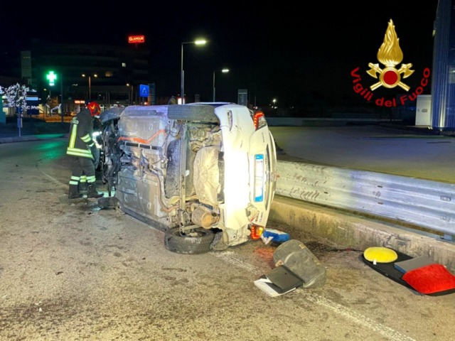 Incidente in rotatoria a Cassola, tre feriti