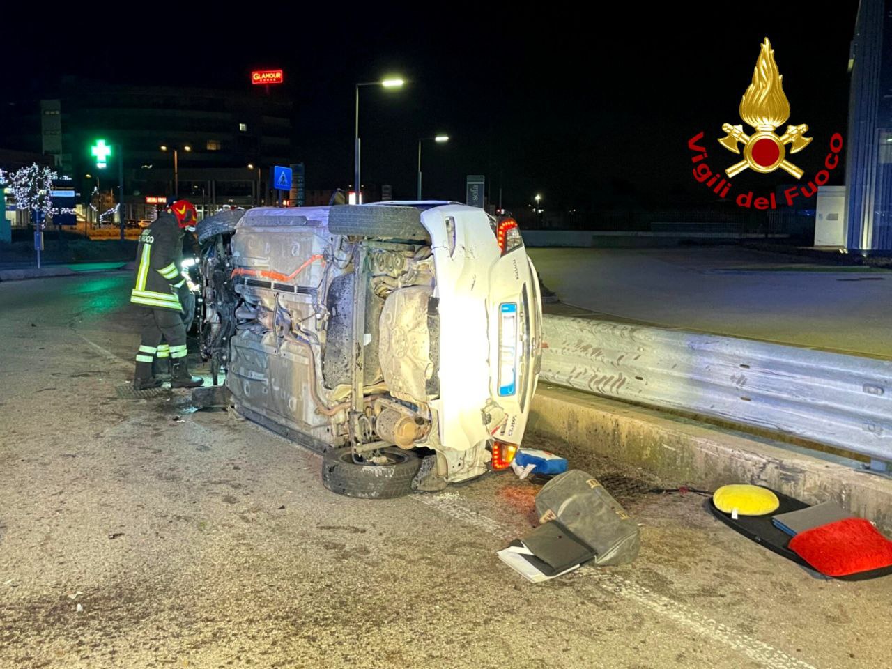 Incidente in rotatoria a Cassola, tre feriti