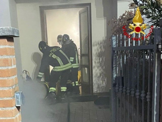 Rogo in taverna, i Vigili del Fuoco evitano il propagarsi delle fiamme