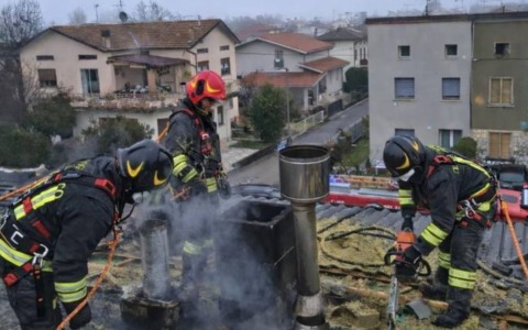Incendio sul tetto di un’abitazione a San Vito di Leguzzano