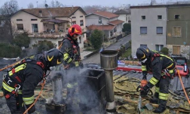 Incendio sul tetto di un’abitazione a San Vito di Leguzzano