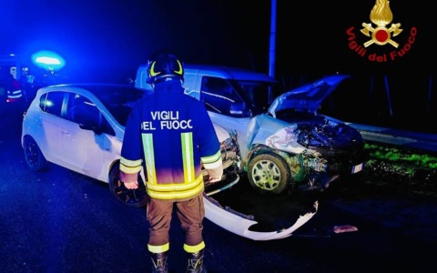 Incidente frontale tra due auto sulla SP 17: due feriti