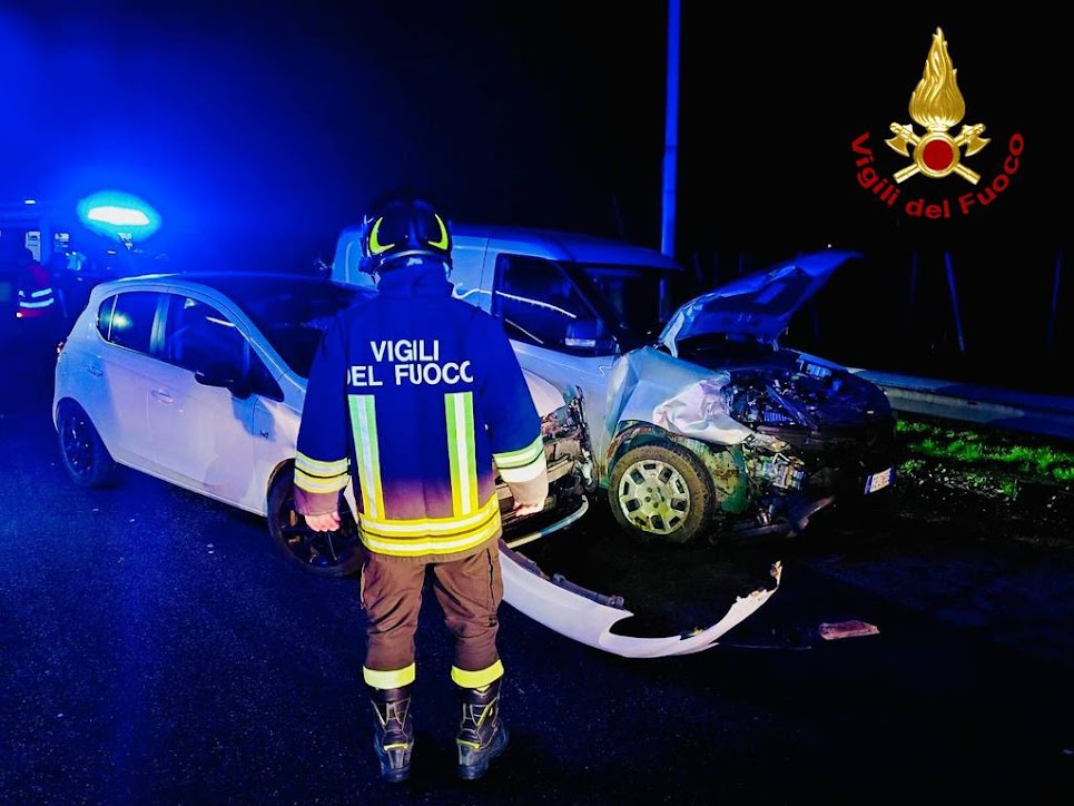 Incidente frontale tra due auto sulla SP 17: due feriti