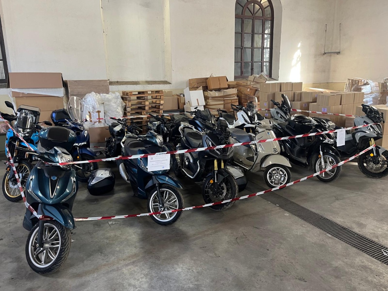 Tredici scooter rubati trovati in un magazzino di Vicenza: denunciati in tre